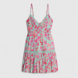 Diseña tu propio vestido halter sin mangas con cuello en V y volantes florales, vestido de playa corto de viscosa personalizado OEM - Product Image 6