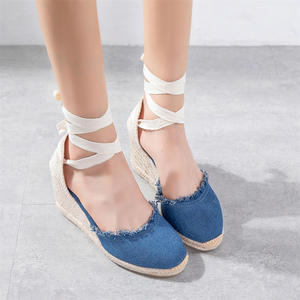 Sandales compensées femme bleues en jean à bout fermé, avec liseré effiloché, lacets à nouer autour de la cheville et plateforme tressée, chaussures d'été - Product Image 3