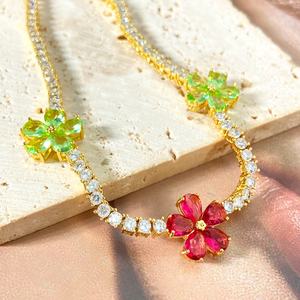 Collar con colgante de flor margarita chapado en oro de 18 quilates con circonitas cúbicas estilo Iced Out para mujer - Product Image 3