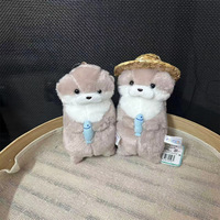 En gros, Peluche pendentif porte-clés mignonne en forme de loutre tenant une poisson