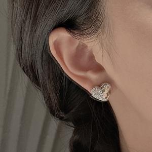 ต่างหูรูปหัวใจเงินแท้ S925 พร้อมลวดลายระฆังสไตล์วินเทจและฝังเพทาย ดีไซน์เรียบง่ายทันสมัย - Product Image 2