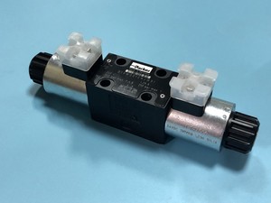 โซลินอยด์วาล์วควบคุมทิศทาง D1VW001CNJW91 NG6 CETOP3 80 ลิตร/นาที 350 บาร์ 4/3 ทาง แบบปิดกลาง ระบบควบคุมไฮดรอลิก - Product Image 2