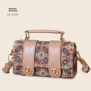 Borsa Vintage in Sughero da Donna, Borsa a Spalla Etnica Patchwork in Ecopelle con Manico Superiore e Chiusura a Girello - Product Image 2