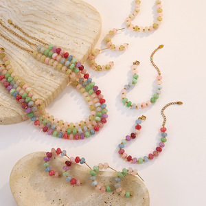 Boucles d'oreilles colorées en pierres naturelles, bracelet et collier en acier inoxydable, design bijoux contrastant aux couleurs dopamine, style niche - Product Image 1