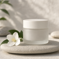 Pot de crème cosmétique minimaliste, surface givrée lisse, couvercle à vis blanc, conteneur à large ouverture