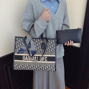 Sac fourre-tout à motif géométrique en PU de haute qualité. La fermeture est scellée avec des crochets. La doublure intérieure est en polyester. - Product Image 4