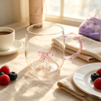 Mug en verre borosilicate fait main avec nœud rose 3D à l'intérieur, tasse à café ou à thé en verre transparent avec poignée rose, tasse à boire esthétique et mignonne