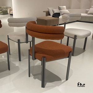 Chaise de salle à manger rembourrée en bouclette personnalisable, pieds en métal mat foncé, vente en gros pour projets hôteliers - Product Image 4