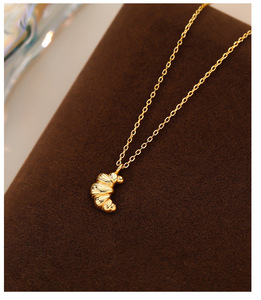 Collier pendentif croissant texturé 3D en argent sterling S925, bijou délicat et tendance de style parisien, cadeau pour femmes et filles, à porter au quotidien - Product Image 3