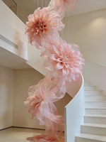 Dahlia suspendue en organza rose poudré avec ruban fluide pour décoration de plafond