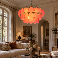 Lustre élégant en verre artisanal rose coquillage de style médiéval français avec structure métallique pour villa, salon, salle à manger, hall d'entrée, décoration vintage