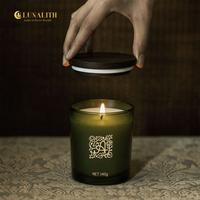 Lilin Aroma dalam Stoples 140g Kaca Hijau Doff Tutup Kayu untuk Hotel Logo Kustom MSDS REACH Pesanan Grosir
