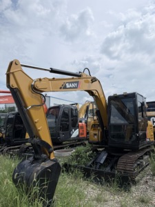Excavatrice sur chenilles compacte SANY SY75C Pro de 7,5 tonnes, moteur diesel d'origine, certifiée CE EPA pour la construction et l'aménagement paysager - Product Image 1