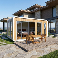 Cabane de luxe en forme de pomme avec grande fenêtre en verre, maison moderne en forme de pomme pour une vue sur la forêt et la mer