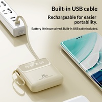 Mini batterie externe portable avec quatre câbles et grande capacité pour une charge rapide, idéale pour les voyages.