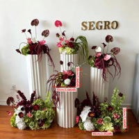 Composition florale en soie rouge bordeaux personnalisée, arche florale incurvée irrégulière avec des lianes vertes suspendues pour toile de fond de mariage d'automne