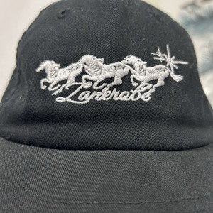 Gorra de Algodón Negra Estilo Dad, con Bordado Minimalista de Caballo, 5 Paneles, Sin Estructura, Informal - Product Image 5