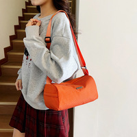 Sac bandoulière minimaliste en nylon, forme tonneau, étanche, avec sangle réglable, pour usage quotidien décontracté, vente en gros