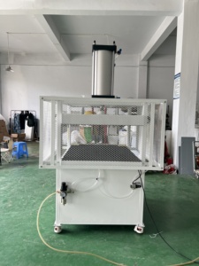 Machine de compression textile monocylindre à bas prix et simple d'utilisation pour le scellage sous vide des doudounes, oreillers et coussins de siège - Product Image 3