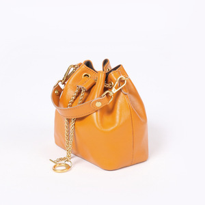 Nouvelle mode <span class=keywords><strong>Sac</strong></span> seau élégant Pochette de couleur unie <span class=keywords><strong>Sac</strong></span> <span class=keywords><strong>à</strong></span> <span class=keywords><strong>main</strong></span> en cuir avec cordon de serrage et chaîne - Product Image 2