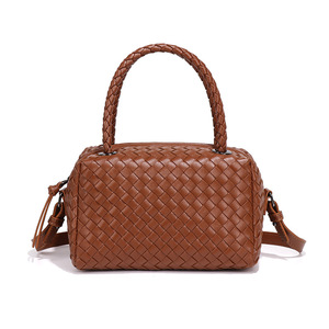 Nuova Borsa a Tracolla 2024 in Pelle PU Intrecciata a Mano, Stile Pillow Tote, per Fotocamera e Trucchi - Product Image 5