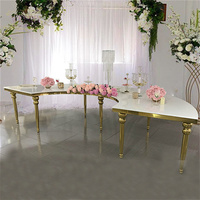 Table à manger moderne en forme de serpent avec cadre en acier inoxydable doré et plateau en MDF blanc, multifonctionnelle pour hôtel et usage domestique