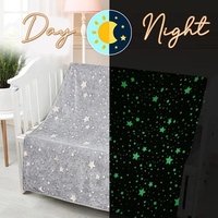 Couverture lumineuse imprimée d'étoiles en relief pour enfants en gros Couverture en flanelle fluorescente réfléchissante Couverture magique lueur dans le noir