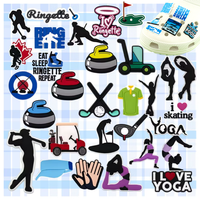 Vente en gros de breloques de chaussures de sport en caoutchouc 2D personnalisées pour le golf, la ringuette, le yoga, le patinage, la décoration d'accessoires de ballet et de gymnastique