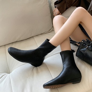 Botines de tacón grueso, modernos, versátiles y elegantes, de media caña, para otoño e invierno. - Product Image 2