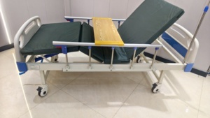 Lit <span class=keywords><strong>médical</strong></span> d'hôpital avec barrière de sécurité et matelas de 6 cm, lit de soins infirmiers réglable pour personnes âgées et handicapées, capacité de charge de 200 kg - Product Image 3