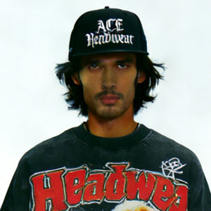 Casquette Snapback en Chenille Premium Brodée Noire à Visière Plate – Casquette Snapback Brodé Personnalisé - Product Image 1