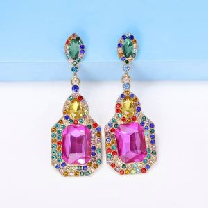 Boucles d'oreilles rétro pour femmes, nouvelles boucles d'oreilles géométriques de couleur, incrustées de diamants, accessoires personnalisés exagérés, style de mode de rue en alliage - Product Image 3