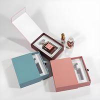 Boîte cadeau avec base rigide en carton, design en mousse à cavités, impression UV sélective et décoration artistique