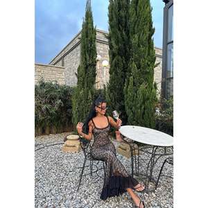 Robe en dentelle noire pour femme Khloe, robe de soirée de luxe moderne, robe de bal à volants, robe de soirée longue avec décoration florale, du XS au XL - Product Image 3