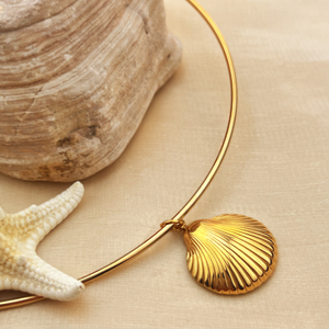 Gioielli Y & S, serie marina, collana geometrica in acciaio inossidabile con pendente a conchiglia liscia, placcata oro 18 carati. - Product Image 1