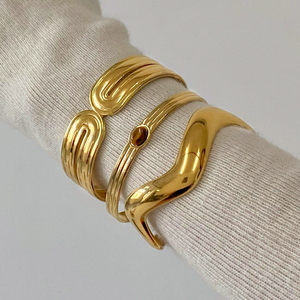Brazalete Ancho Martillado con Pavé VEROMCA de Acero Inoxidable Chapado en Oro de 18K con PVD, Joyería de Moda para Mujer - Product Image 4