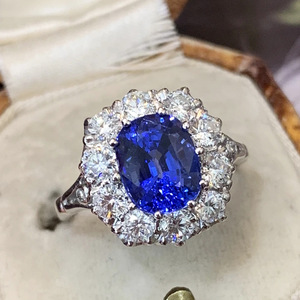 Anello dal Design Elegante in Colore Blu Reale per Donne - Product Image 1