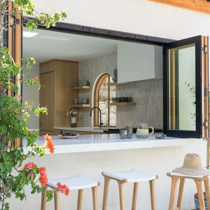 Ventana Plegable de Aluminio de Estilo Local Personalizada OUNA para Mercados Regionales, Marco con Recubrimiento en Polvo y Herrajes de Acero Inoxidable - Product Image 3