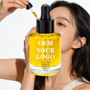 Essence éclaircissante quotidienne avec infusion d'herbes biologiques - Sérum léger pour unifier le teint, nourrir et révéler un éclat naturel - Product Image 2