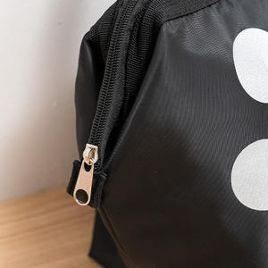 Sac isotherme réutilisable de haute qualité, style vintage noir, pour livraison de repas, pique-niques en plein air, ou déjeuner au bureau. - Product Image 6