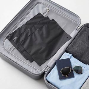 Sac d'emballage pour vêtements en PE noir givré personnalisé avec impression offset, recyclable et fermeture éclair avec logo - Product Image 2