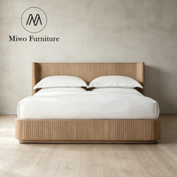 Lit double contemporain classique simple en chêne fait main pour chambre à coucher, villa, hôtel – Tailles Queen et King personnalisables