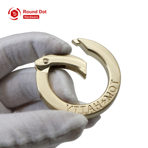 Cierre de anillo de resorte de metal personalizado con nombre de marca, herrajes a prueba de herrumbre de <span class=keywords><strong>color</strong></span> personalizado para llaveros de diseñador y correas para el cuello - Product Image 4