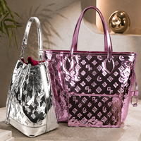 Sac fourre-tout en similicuir métallisé rose brillant OEM ODM, sac à bandoulière grande capacité avec pochette pour femme