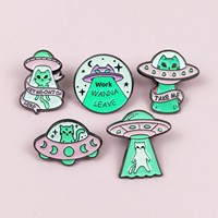 Décoration de sac à dos créative en forme de vaisseau spatial, extraterrestre, astronaute mignon, OVNI et planète, avec design 'Meow' et technique d'émail goutte d'huile