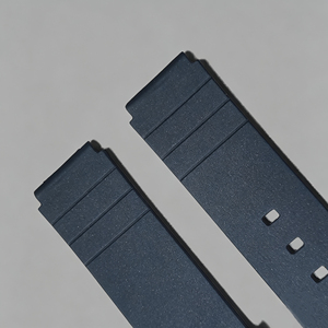 Bracelet de montre en caoutchouc souple et étanche avec boucle métallique, ultra-fin, de remplacement, 16 mm, extrémité incurvée, noir - Product Image 2