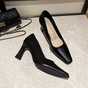 Chaussures à talons hauts à bout pointu pour femmes, en cuir, décontractées, d'été, à motif uni, <span class=keywords><strong>petit</strong></span> <span class=keywords><strong>talon</strong></span>, logo frontal, longueur ras du sol, vente en gros - Product Image 3