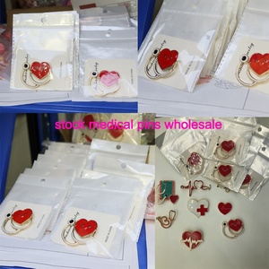 Alfileres de solapa esmaltados de médico listos para ropa Pin de corazón caliente enfermera que insignia broche de esmalte suave duro artesanías de Metal - Product Image 6