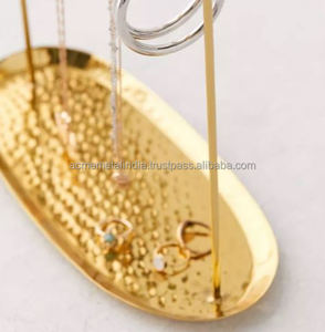 Support de bijoux élégant en métal durable avec finition luxueuse plaquée or et marbre pour un rangement et une présentation élégants - Product Image 4