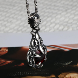 Pendentif Crâne Rétro avec Pierre Rouge Grenade Sertie à la Main, Collier Tendance, Bijou Thème Charme, Accessoire Cadeau - Product Image 3